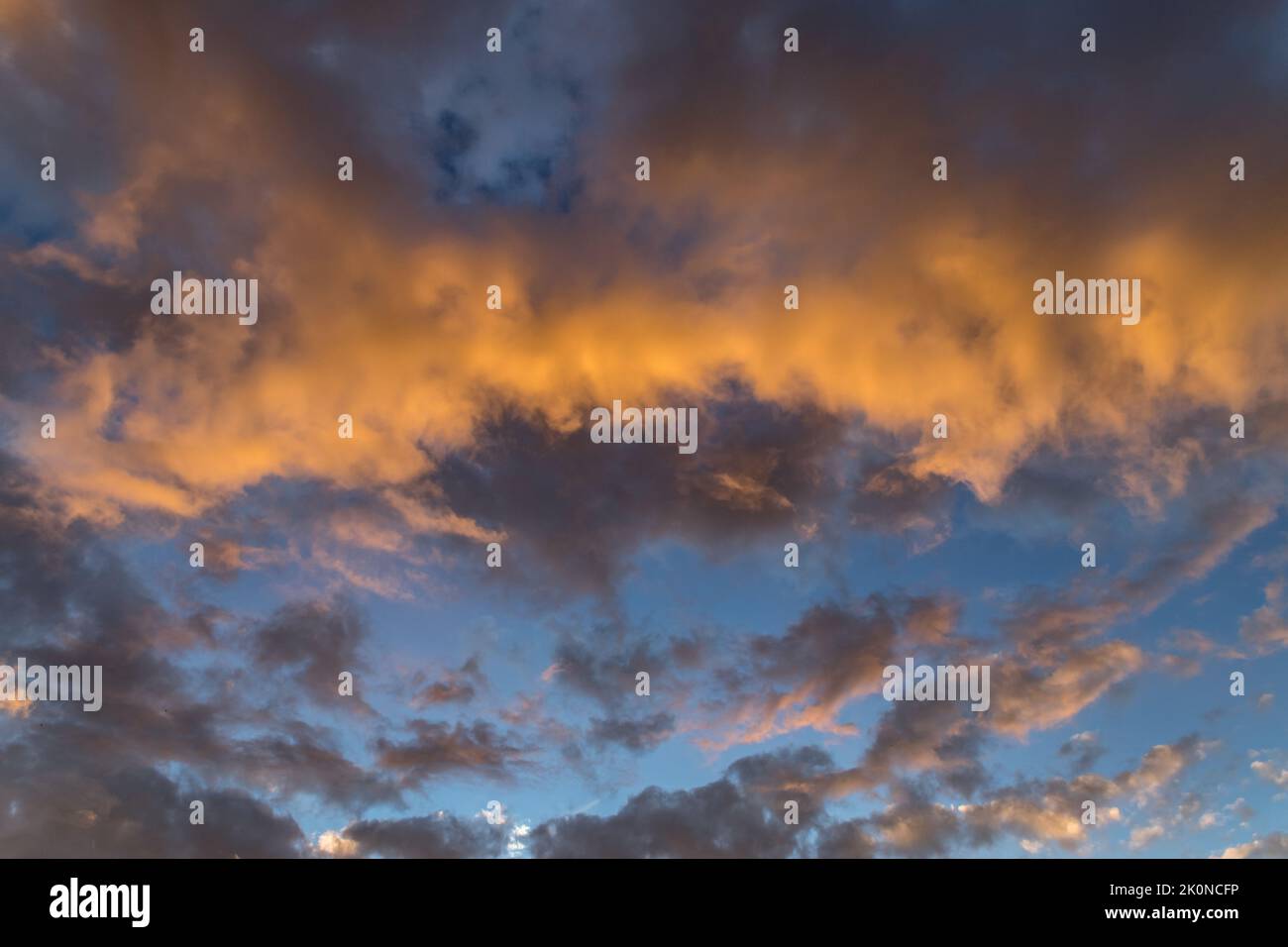 Sky with cloudy sunset - Vue d'un ciel nuageux lors d'un coucher de soleil Stock Photo