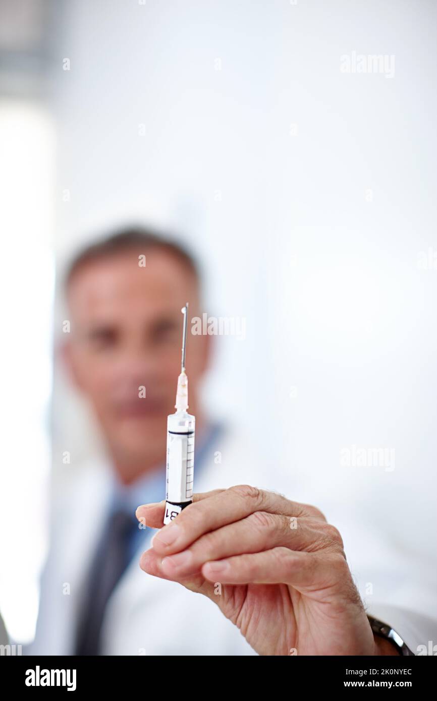 Doctor hand holding syringe hi-res stock photography and images - Alamy