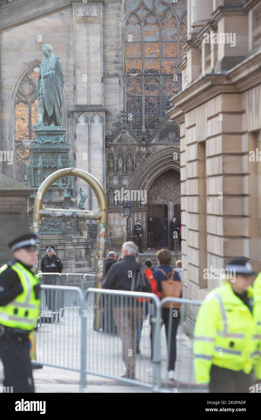Edinburgh 13th September 20202. Mourners on the way to St Gile's Cathedral in the Royal Mile in Edinburgh show respect to Her Majesty. The coffin's of Queen Elizabeth II will travel to England later today. The Queen died peacefully at Balmoral on 8th September 2022. Scotland Pic Credit: Pako Mera/Alamy Live News Stock Photo