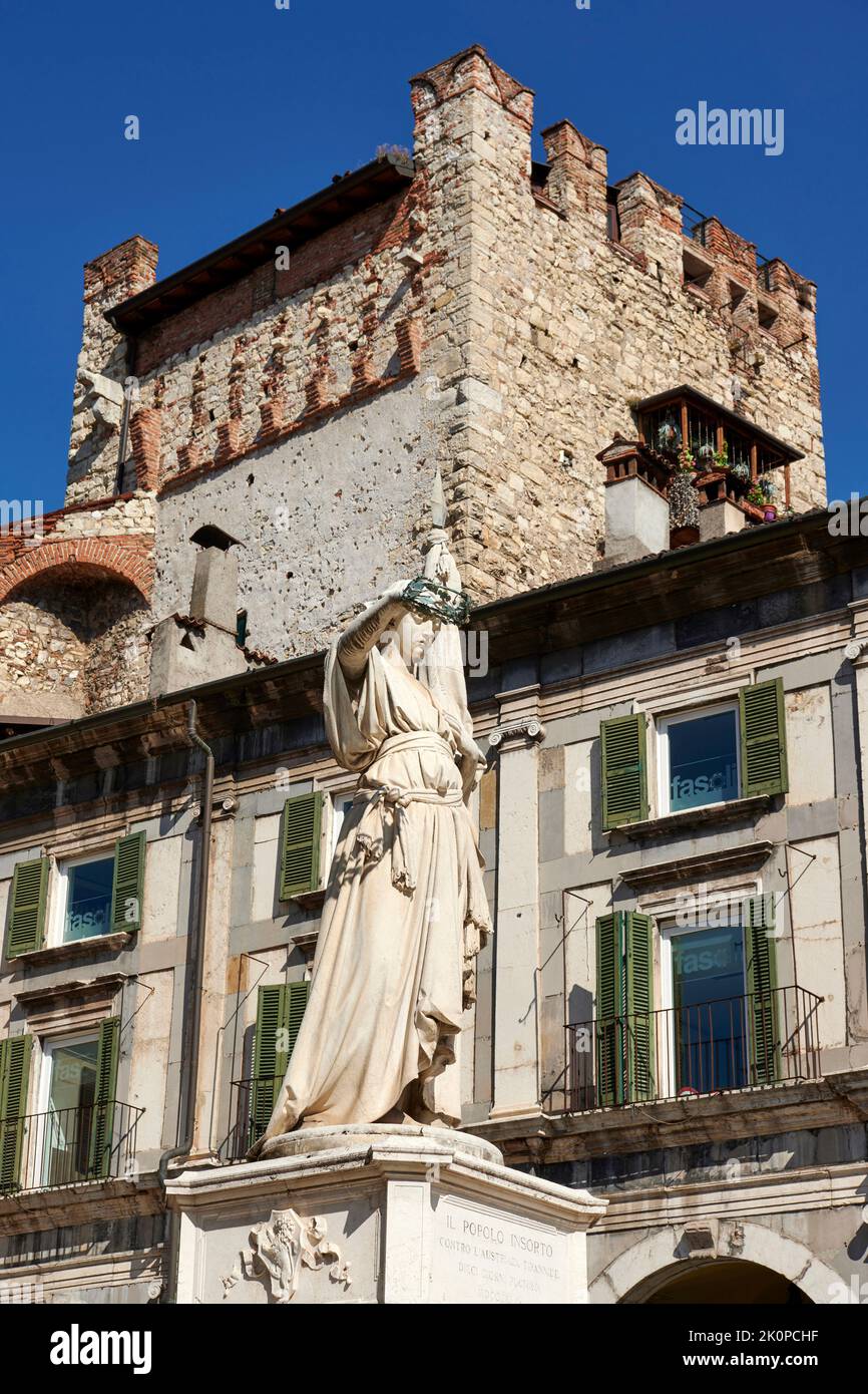 Brescia, Italia, il monumento a Bella Italia, di Giovanni Battista Lombardi,1864 con dietro  la Torre Bruciata, della Porta Bruciata della cinta murar Stock Photo