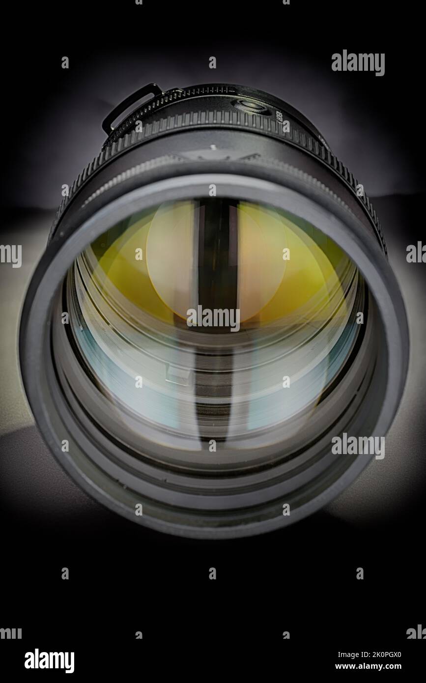 Linse eines Teleobjektives mit symmetrischer Spiegelung Stock Photo