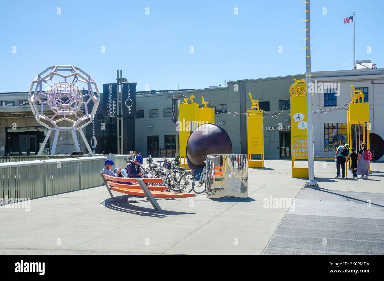 Free public exhibits and experiments outdoor on the street at The Exploratorium science and technology museum at Pier 15/17, San Francisco, California Stock Photo