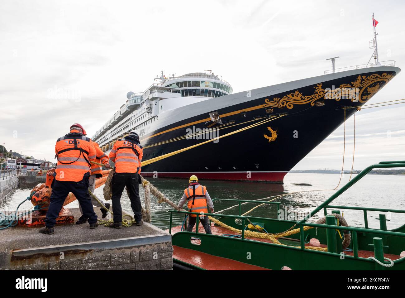 Cobh, Cork, Ireland. 13th September, 2022. Quayside workers about to tie up the mooring lines of the cruise ship Disney Magic after her arrival for a visit to Cobh, Co. Cork, Ireland. -Credit; David Creedon / Alamy Live News Stock Photo