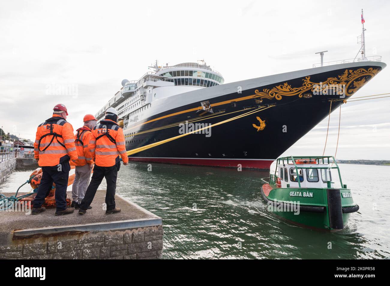 Cobh, Cork, Ireland. 13th September, 2022. Quayside workers about to tie up the mooring lines of the cruise ship Disney Magic after her arrival for a visit to Cobh, Co. Cork, Ireland. -Credit; David Creedon / Alamy Live News Stock Photo