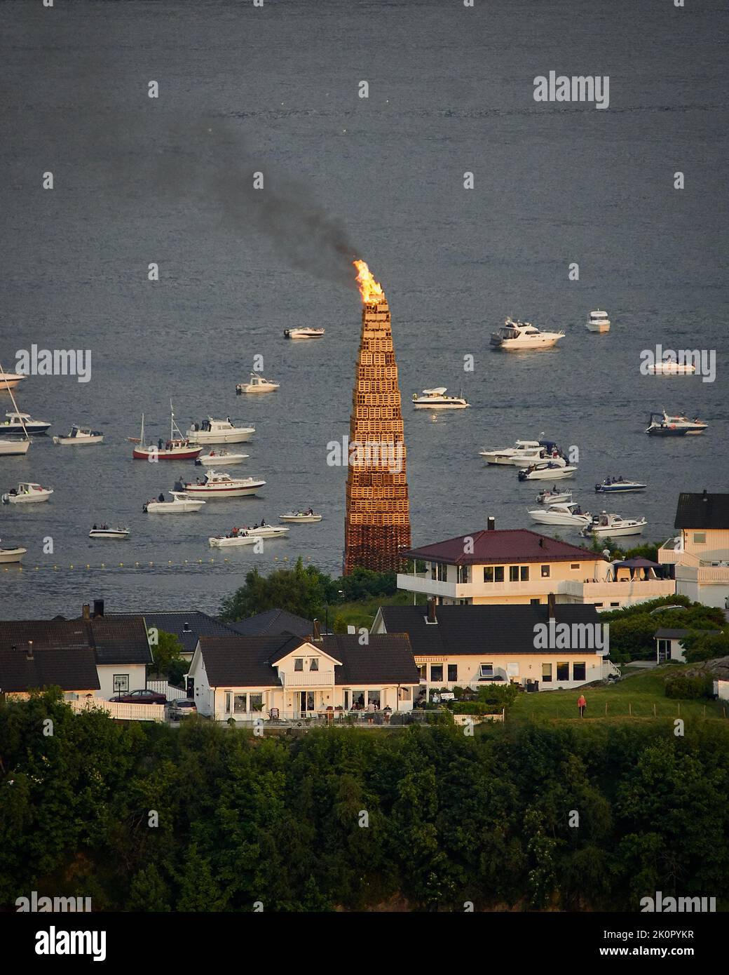 Sankthans Slinningsb let Bonfire In lesund Norway Stock Photo Alamy sankthans-slinningsb-let-bonfire-in-lesund-norway-stock-photo-alamy