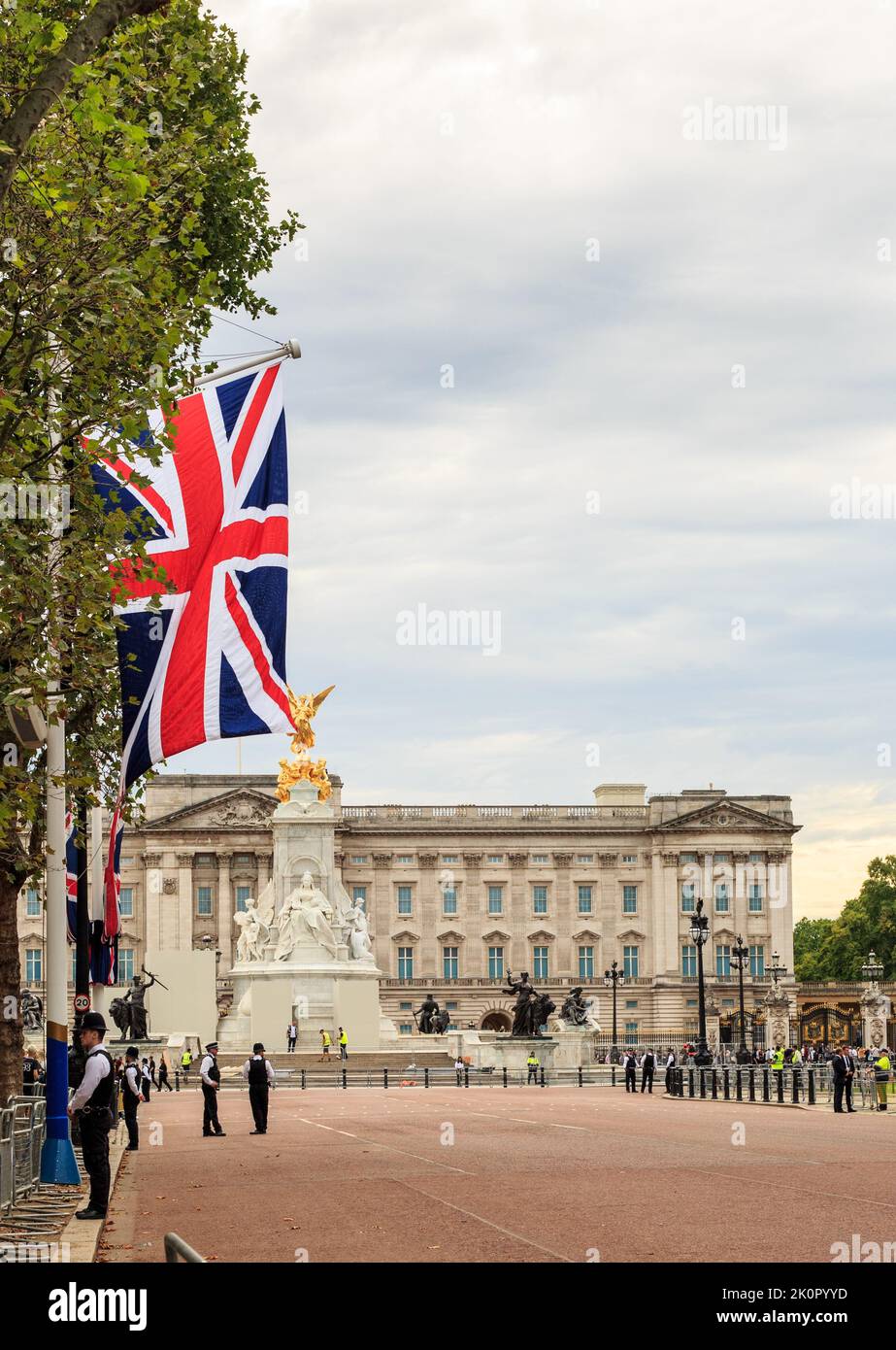 The Mall, London, Sept 2022.   The Mall is empty of traffic and is coned off in preperation of HM Queen Elizabeth  II funeral.  There are Union Flags Stock Photo