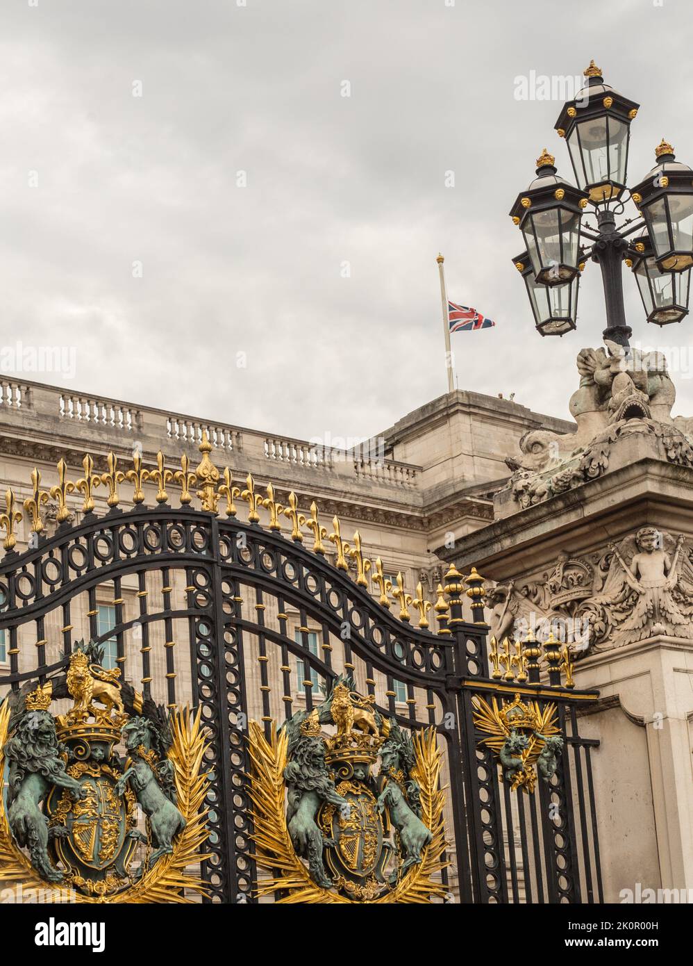 Buckingham Palace, London, Sept 2022.  The Gates of Buckingham Palace.  The Union Jack is flying at Half-Maste as HM Queen Elizabeth sadly passed away Stock Photo