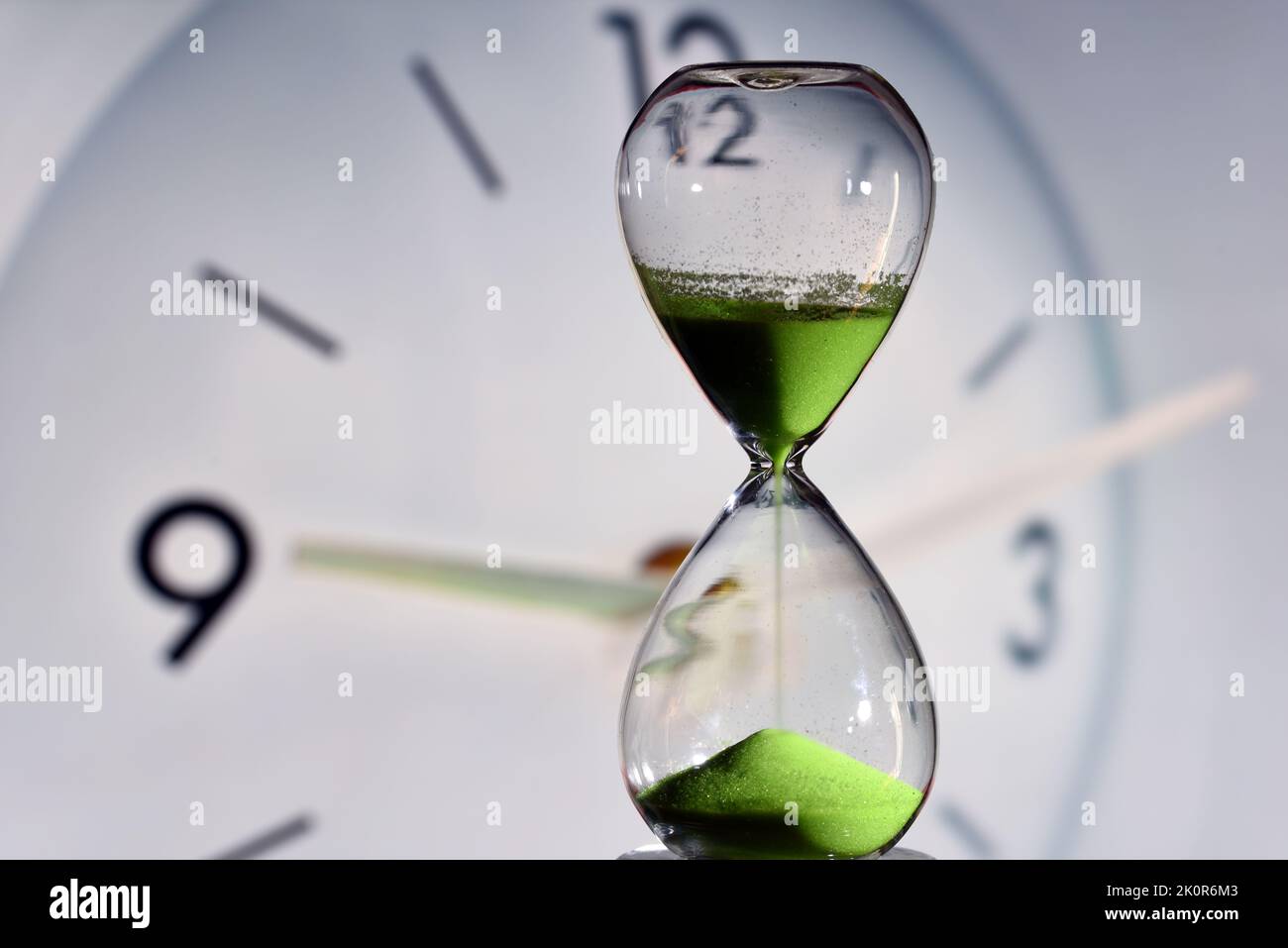Reloj de arena y reloj redondo midiendo el tiempo Stock Photo