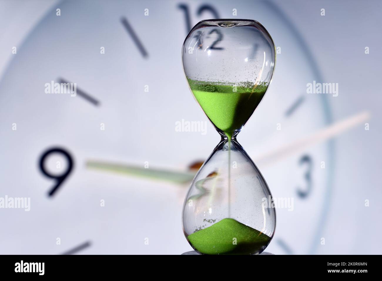 Reloj de arena y reloj redondo midiendo el tiempo Stock Photo