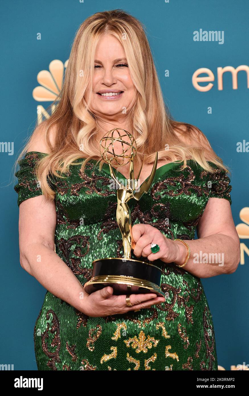 Los Angeles, USA. 12th Sep, 2022. Jennifer Coolidge poses with the Emmy(02)