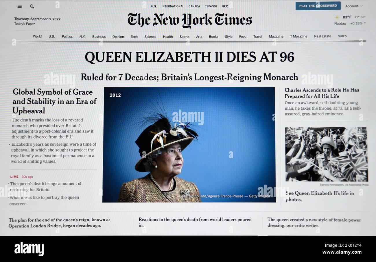 A screenshot of The New York Times website reports the death of Queen Elizabeth. Stock Photo