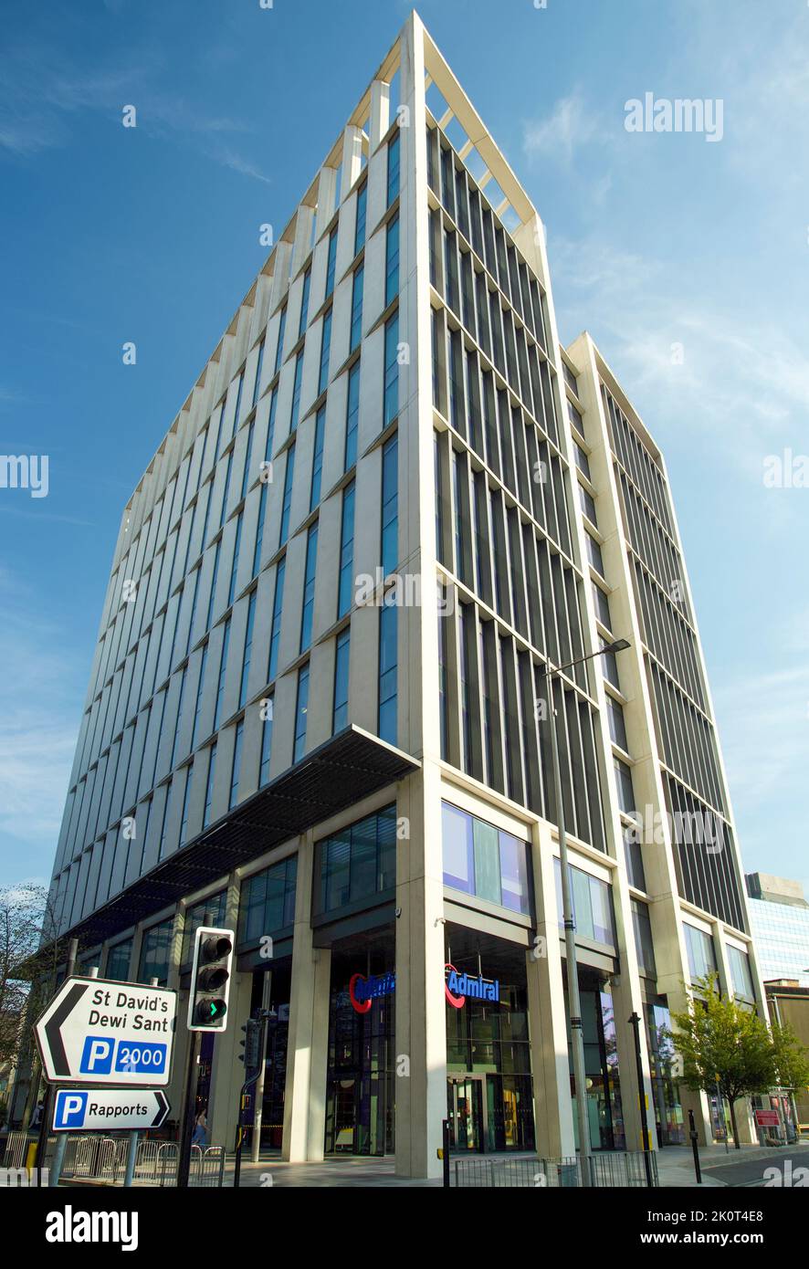 Admiral Insurances Chief Executive Henry Engelhardt, centre, pictured with  Andrew Probert, Finance Director, left, and David Stevens, Pricing and  Underwriting Director, right, on the roof of their HQ in Cardiff Tower.  27/3/03