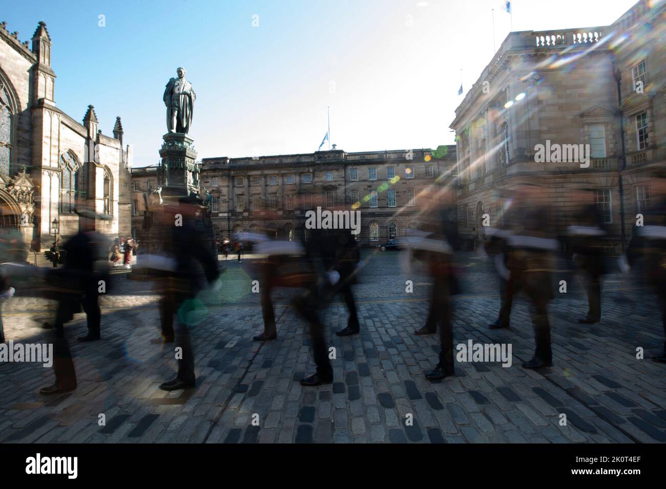 Edinburgh 13th September 20202. The coffin's of Queen Elizabeth II left St Gile's Cathedral in the Royal Mile in Edinburgh . The coffin's of Queen Elizabeth II will travel to England. The Queen died peacefully at Balmoral on 8th September 2022. Scotland Pic Credit: Pako Mera/Alamy Live News Stock Photo