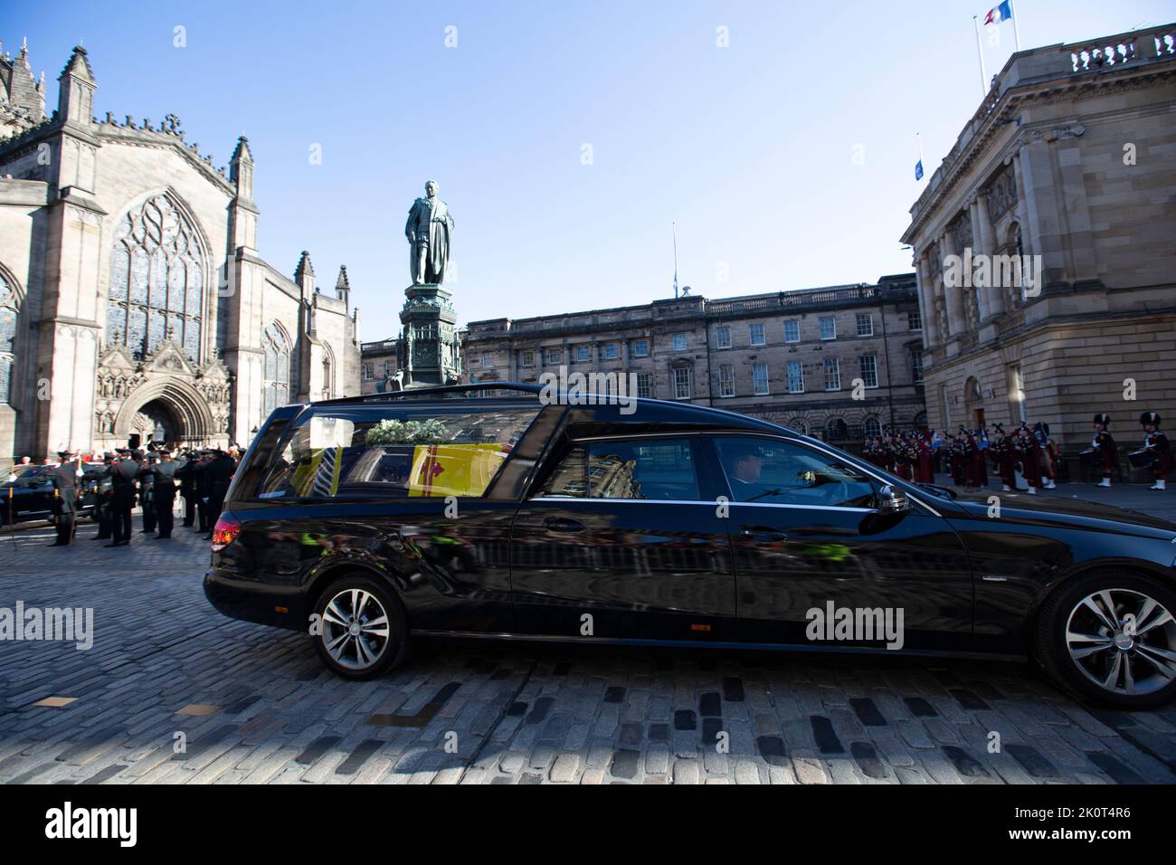 Edinburgh 13th September 20202. The coffin's of Queen Elizabeth II left St Gile's Cathedral in the Royal Mile in Edinburgh . The coffin's of Queen Elizabeth II will travel to England. The Queen died peacefully at Balmoral on 8th September 2022. Scotland Pic Credit: Pako Mera/Alamy Live News Stock Photo