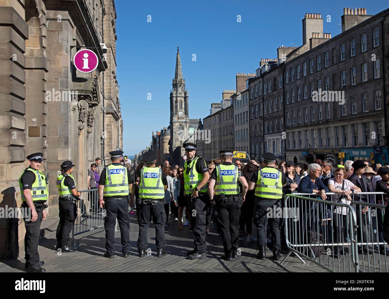 Royal Mile, Edinburgh, Scotland, UK. Crowds gather for Coffin of Her