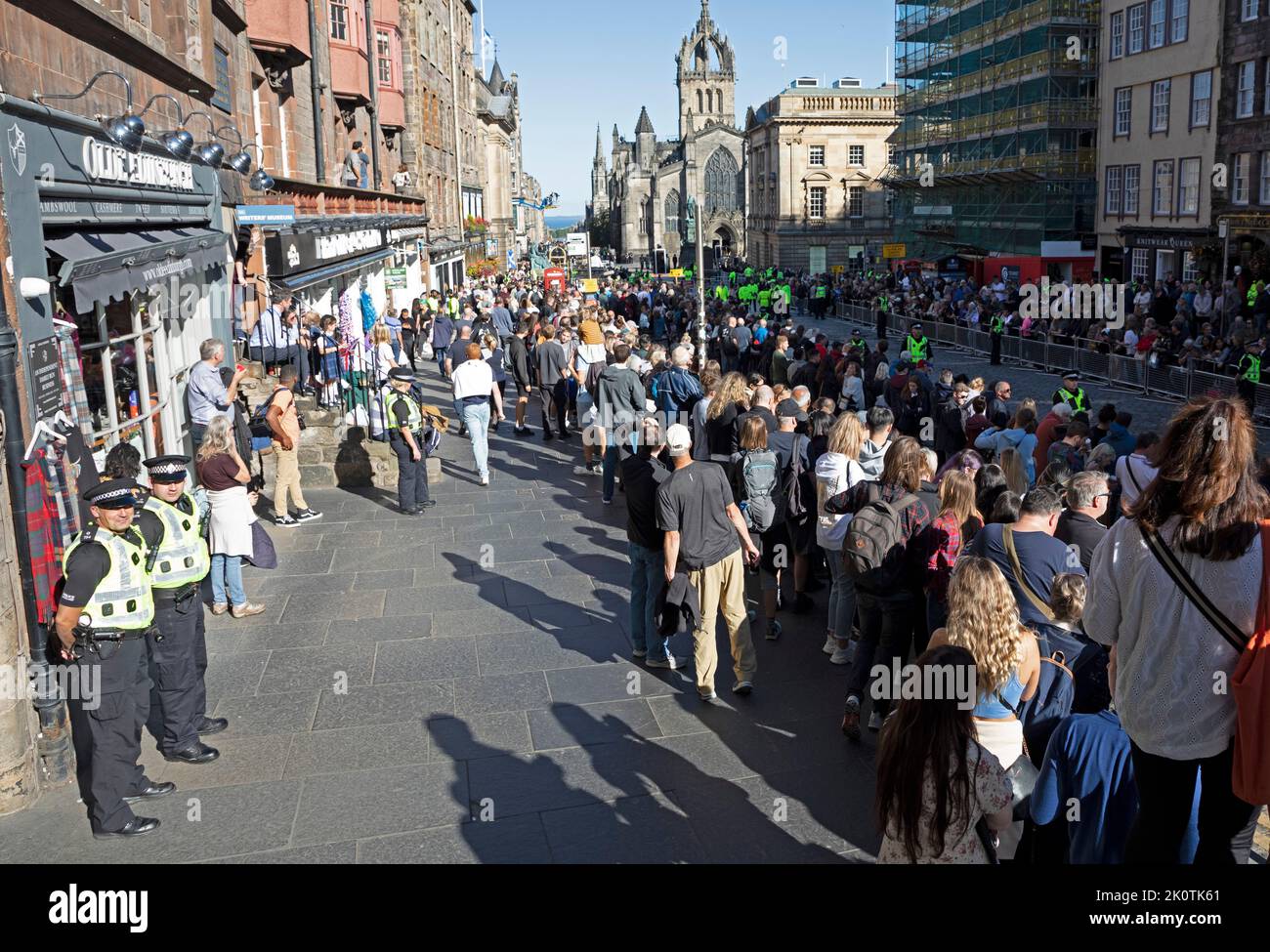 Royal Mile, Edinburgh, Scotland, UK. Crowds gather for Coffin of Her Majesty Queen Elizabeth II departing St Giles Cathedral.13th September 2022. Credit: Arch White/alamy live news. Stock Photo