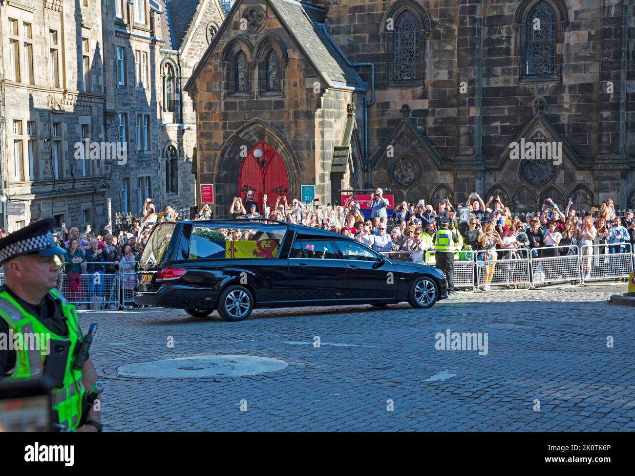 Her Majesty Queen Elizabeth II, coffin leaving Royal Mile at Lawnmarket, Castlehill, for the final time, Edinburgh, Scotland, UK. As crowds gather to view Her Majesty Queen Elizabeth II coffin departing St Giles Cathedral.13th September 2022. Credit: Arch White/alamy live news. Stock Photo