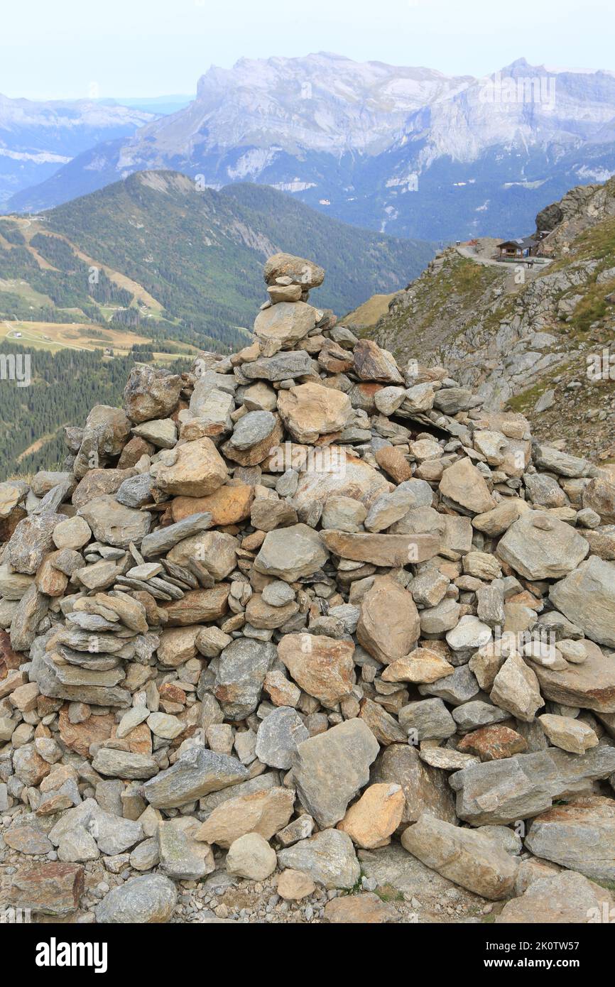 Cairn, amas de pierres placé pour marquer un lieu particulier. Nid d'Aigle. Saint-Gervais-les-Bains. Haute-Savoie. Auvergne-Rhône-Alpes. France. Europ Stock Photo