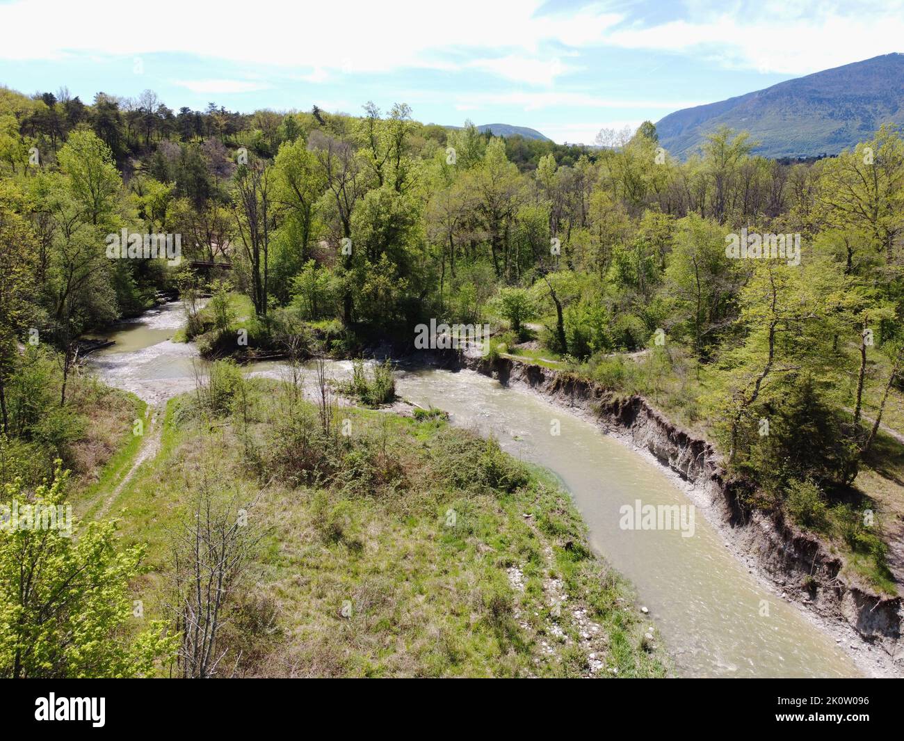 Die Laire, ein Nebenfluss der Rhone an der Grenze zu Frankreich, bildet ein Smaragd-Naturschutzgebiet Stock Photo
