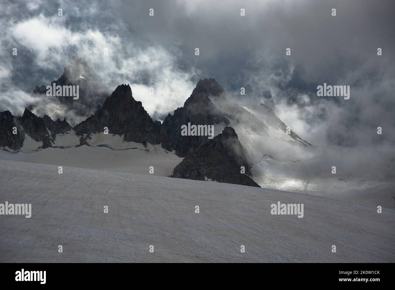Dramatische Blicke auf den Glacier de Trient mit den Aigulles Dorées im Hintergrund Stock Photo