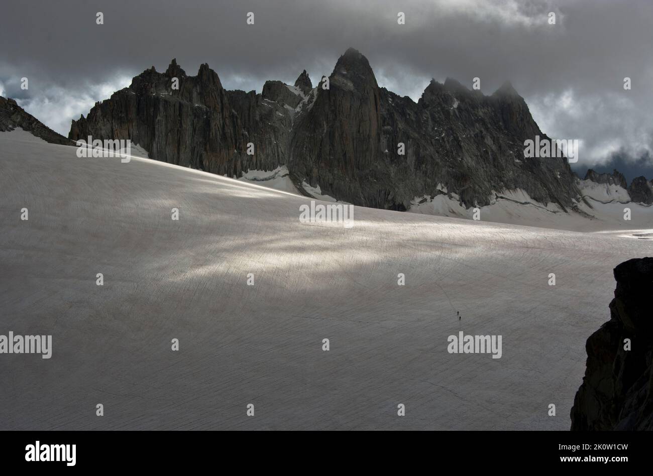 Dramatische Blicke auf den Glacier de Trient mit den Aigulles Dorées im Hintergrund Stock Photo