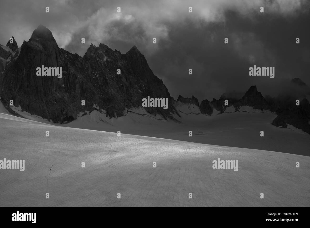 Dramatische Blicke auf den Glacier de Trient mit den Aigulles Dorées im Hintergrund Stock Photo