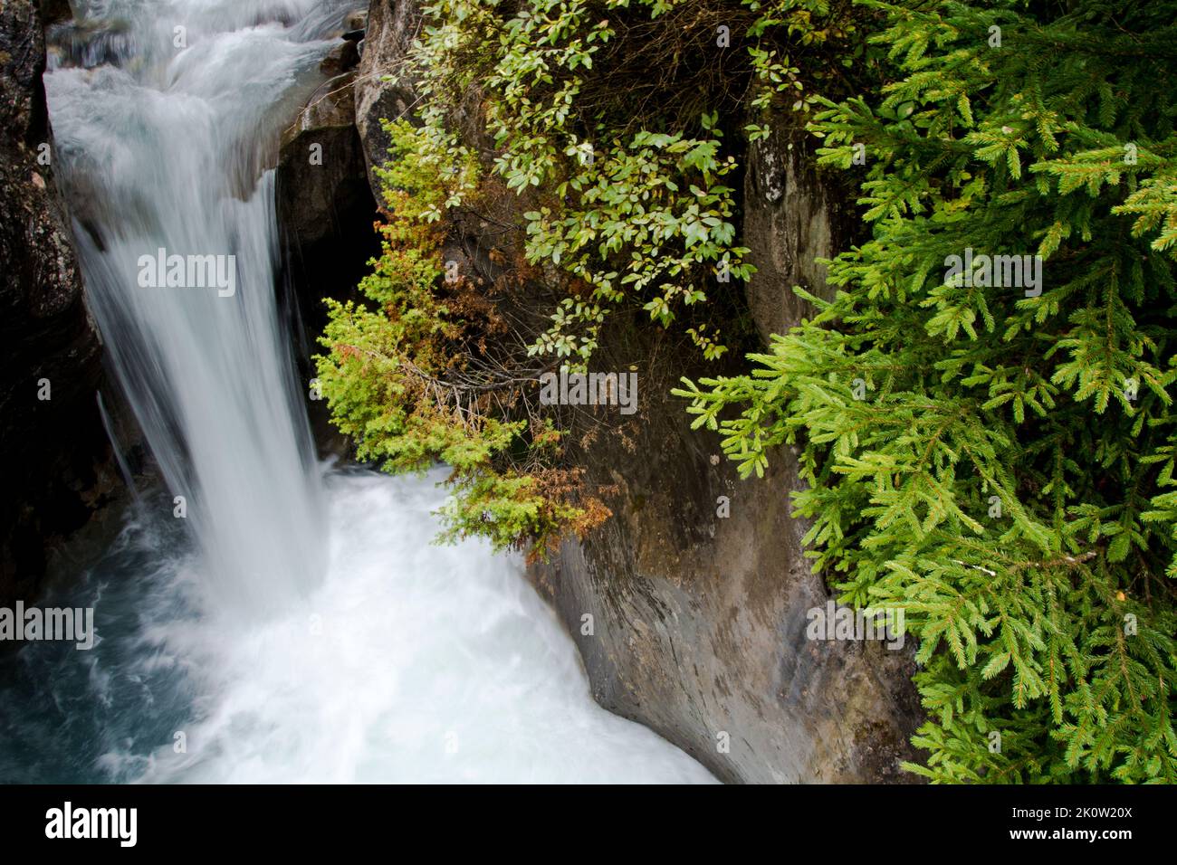 Malerischer kleiner Wasserfall oberhalb von Lenk im Simmental Stock Photo