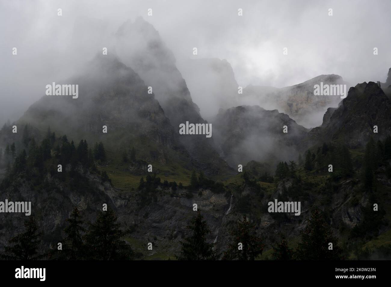 wilde wolkenverhangene Berglandschaft oberhalb von Lenk im Simmental Stock Photo