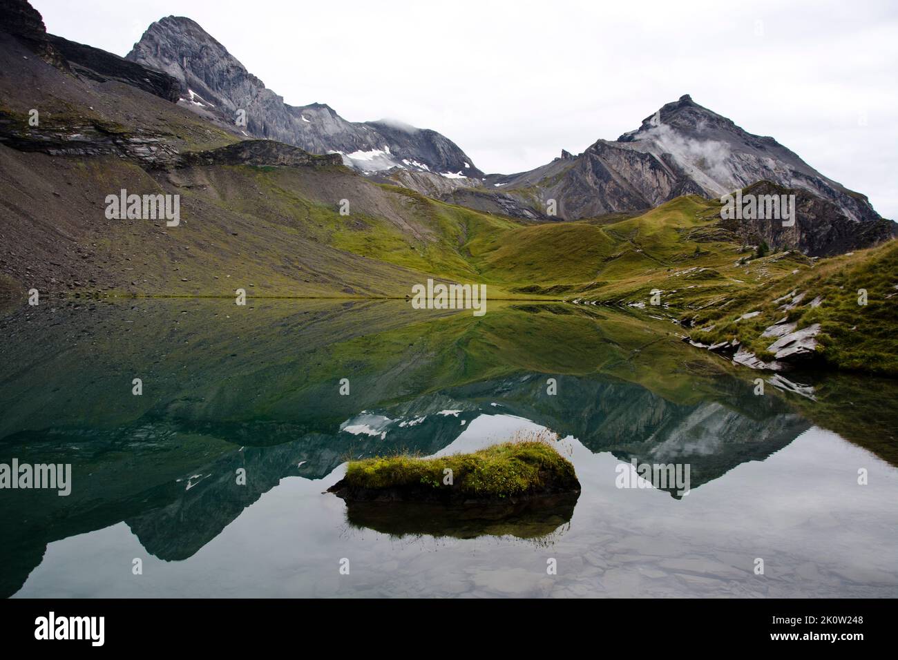 Mystische Stimmung am Fluhsee im Berner Oberland Stock Photo