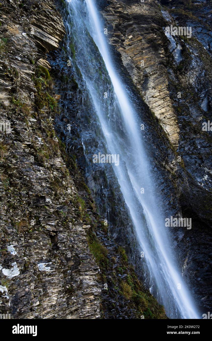 Schäumender Wasserfall im Iffigtal im Berner Oberland Stock Photo
