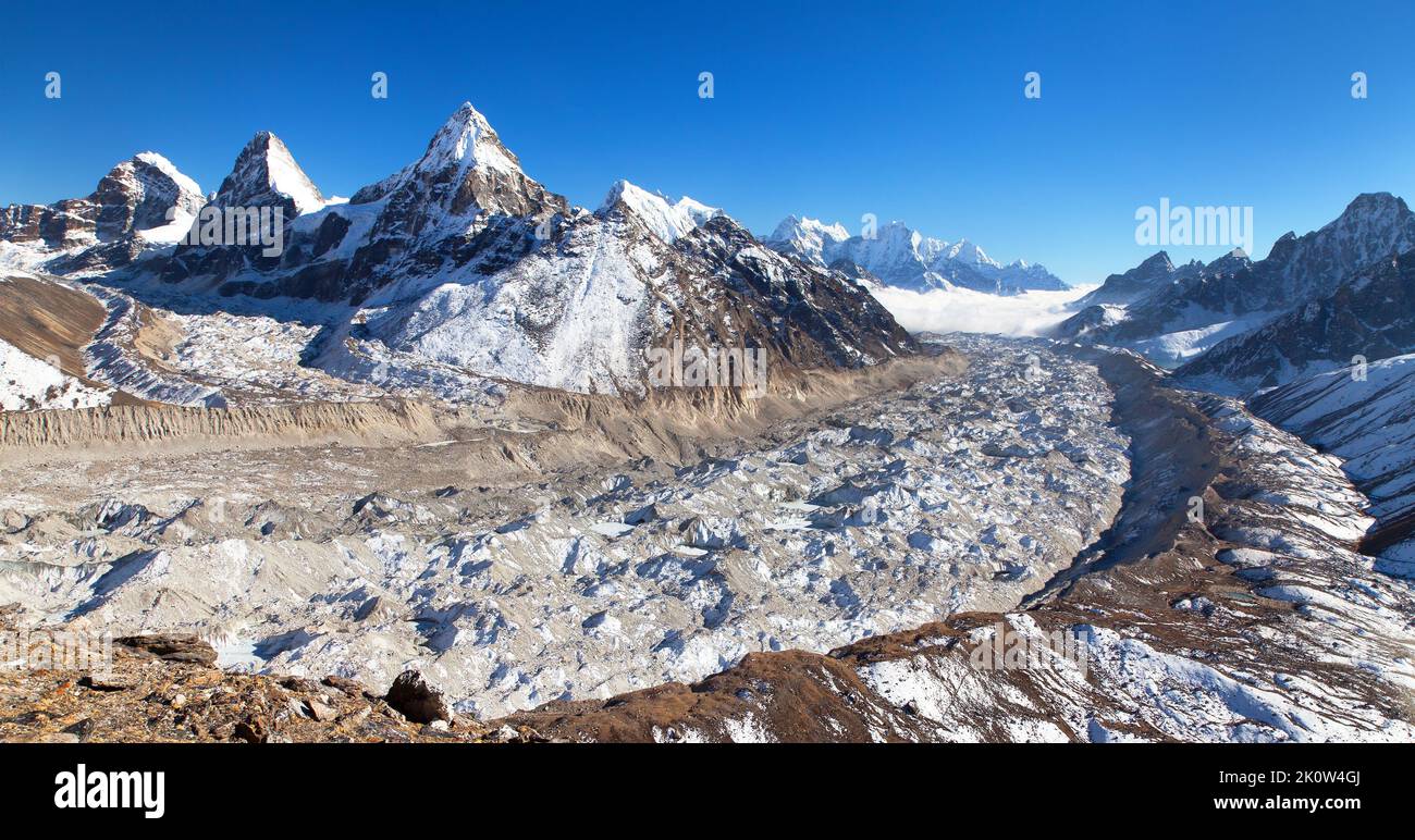 View of mount Cholo, Kangchung peak and Nirekha peak and Ngozumba glacier, way to Cho Oyu base camp, Gokyo valley, Sagarmatha national park, Khumbu va Stock Photo