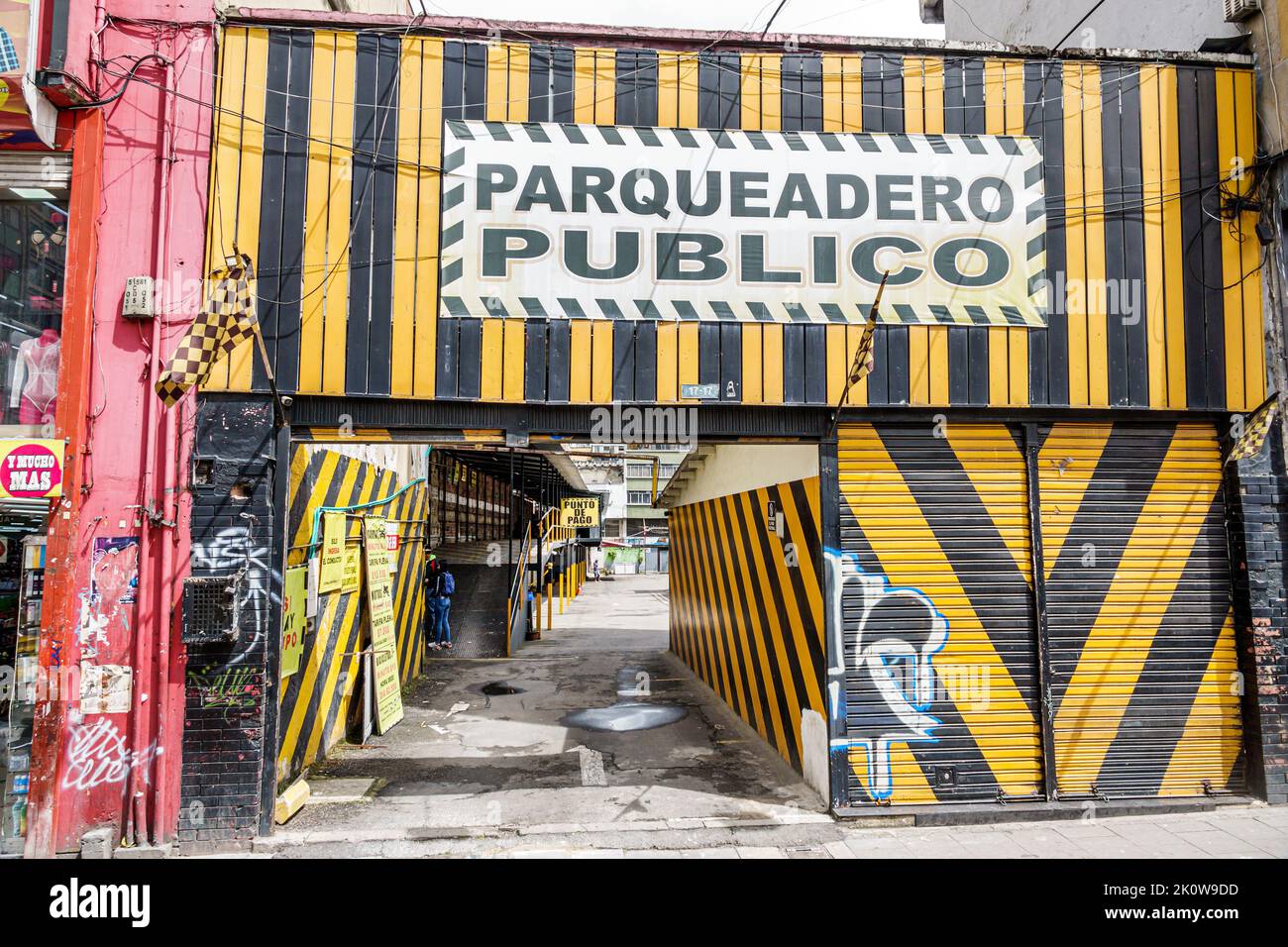 Public parking lot car park sign spanish language entrance hires stock