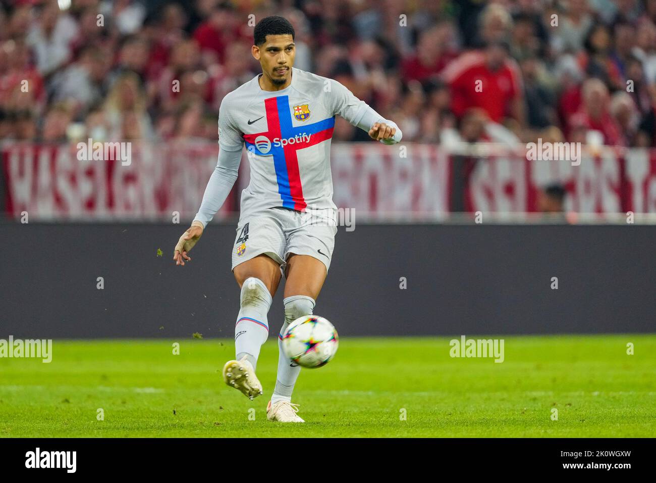 Munchen, Germany. 13th Sep, 2022. MUNCHEN, GERMANY - SEPTEMBER 13: Ronald Araujo of Barcelona during the UEFA Champions League group C match between Bayern Munchen and Barcelona at Allianz Arena on September 13, 2022 in Munchen, Germany (Photo by Geert van Erven/Orange Pictures) Credit: Orange Pics BV/Alamy Live News Stock Photo