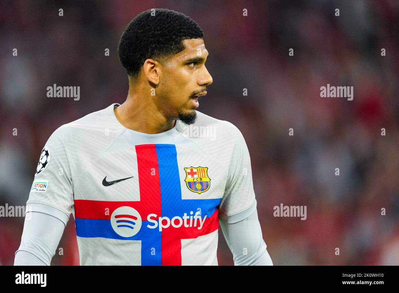 Munchen, Germany. 13th Sep, 2022. MUNCHEN, GERMANY - SEPTEMBER 13: Ronald Araujo of Barcelona during the UEFA Champions League group C match between Bayern Munchen and Barcelona at Allianz Arena on September 13, 2022 in Munchen, Germany (Photo by Geert van Erven/Orange Pictures) Credit: Orange Pics BV/Alamy Live News Stock Photo