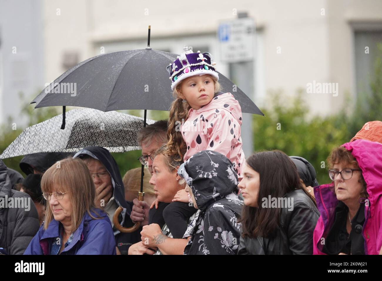 © Jeff Moore A young girl wearing a crown waits for the coffin of Queen Elizabeth II to arrive at RAF Northolt to head to Buckingham Place -September Stock Photo