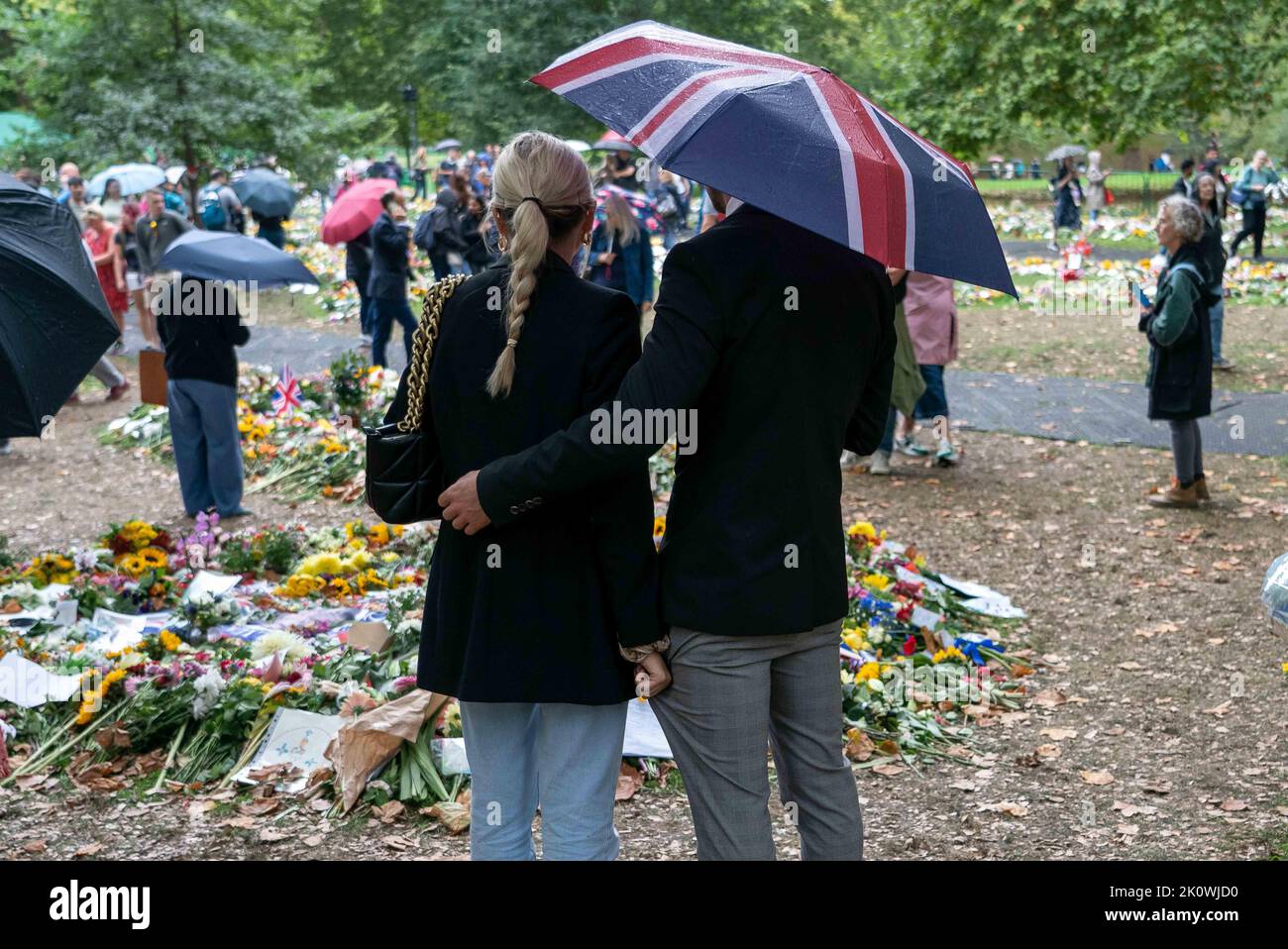 @Jeff Moore Members of the public gather to lay flowers in green park next to Buckingham Palace today after after the death of  Her Majesty Queen Eliz Stock Photo