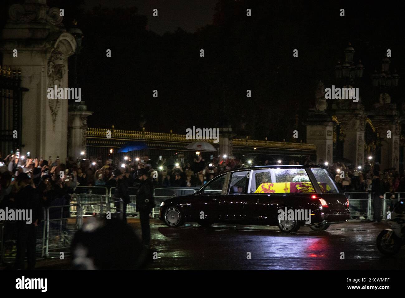 London, England. 13th September, 2022. Mourners have lined the street in front of Buckingham Palace to pay their respects as the Queen makes her last journey to Buckingham Palace. Credit: Kiki Streitberger / Alamy Live News Stock Photo