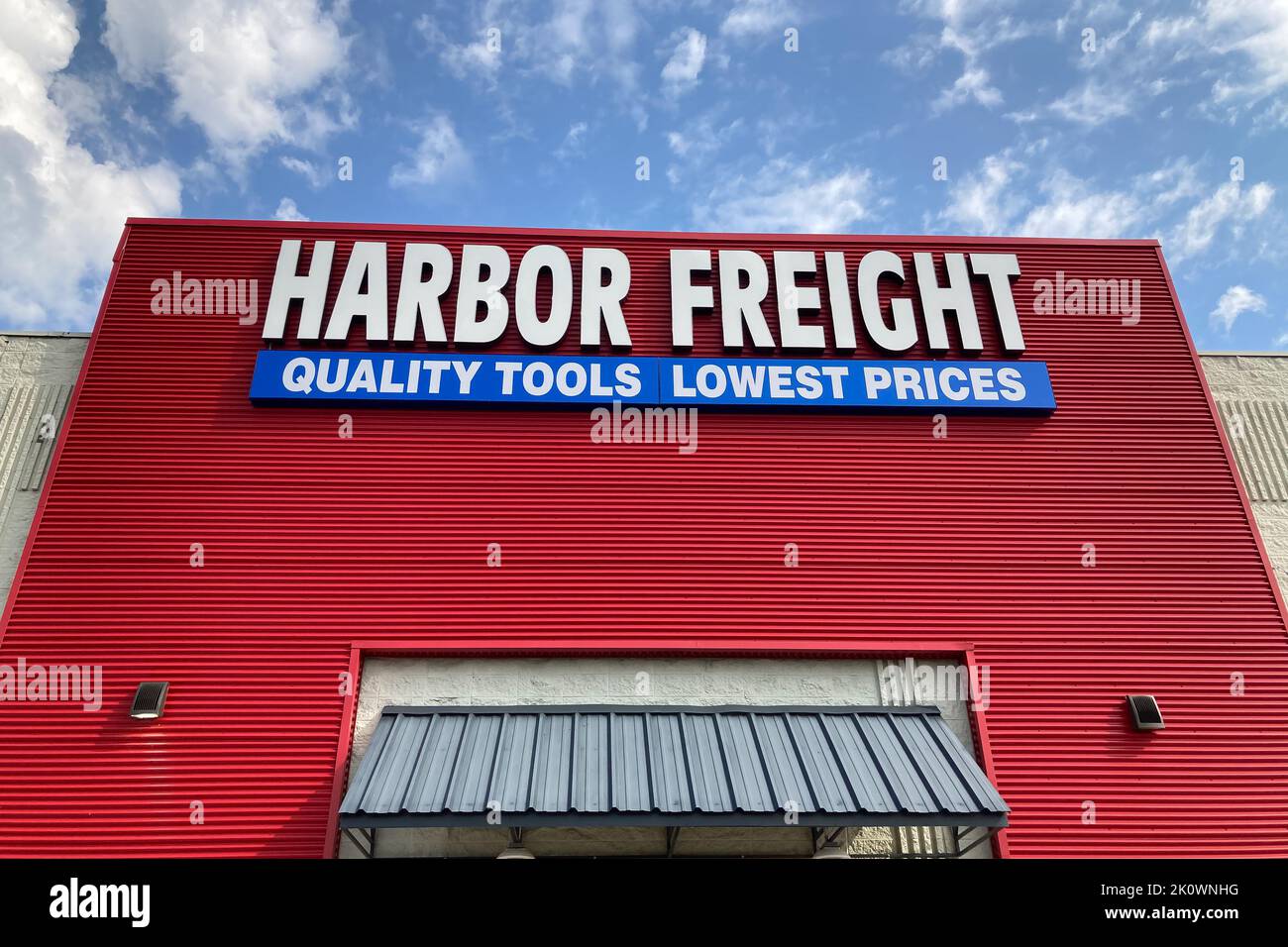 OAK PARK HEIGHTS, MN, USA -AUGUST 24, 2022: Harbor Freight Tools retail store exterior sign and trademark logo. Stock Photo