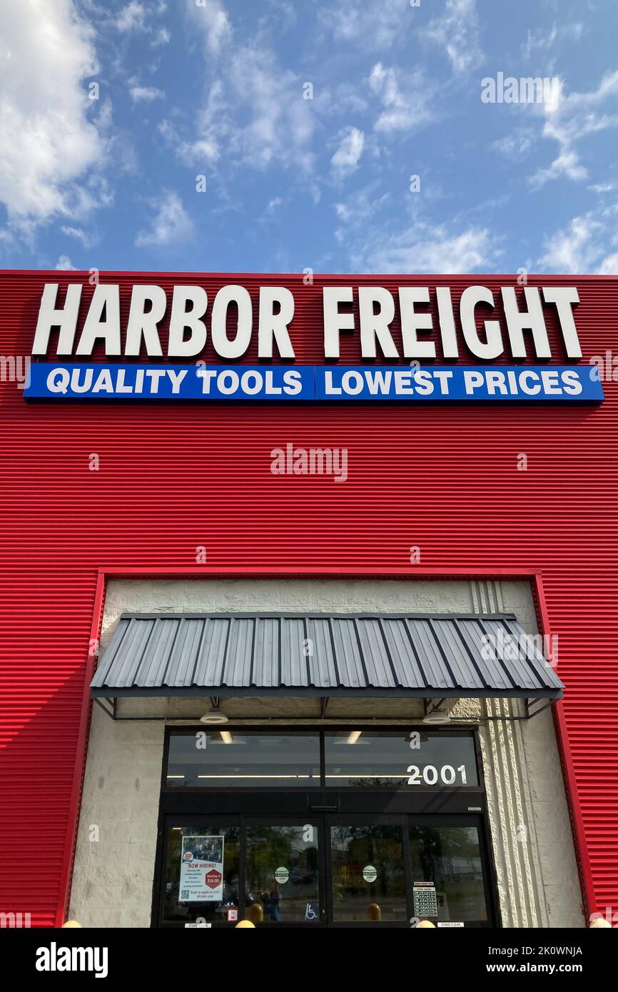 OAK PARK HEIGHTS, MN, USA -AUGUST 24, 2022: Harbor Freight Tools retail store exterior sign and trademark logo. Stock Photo