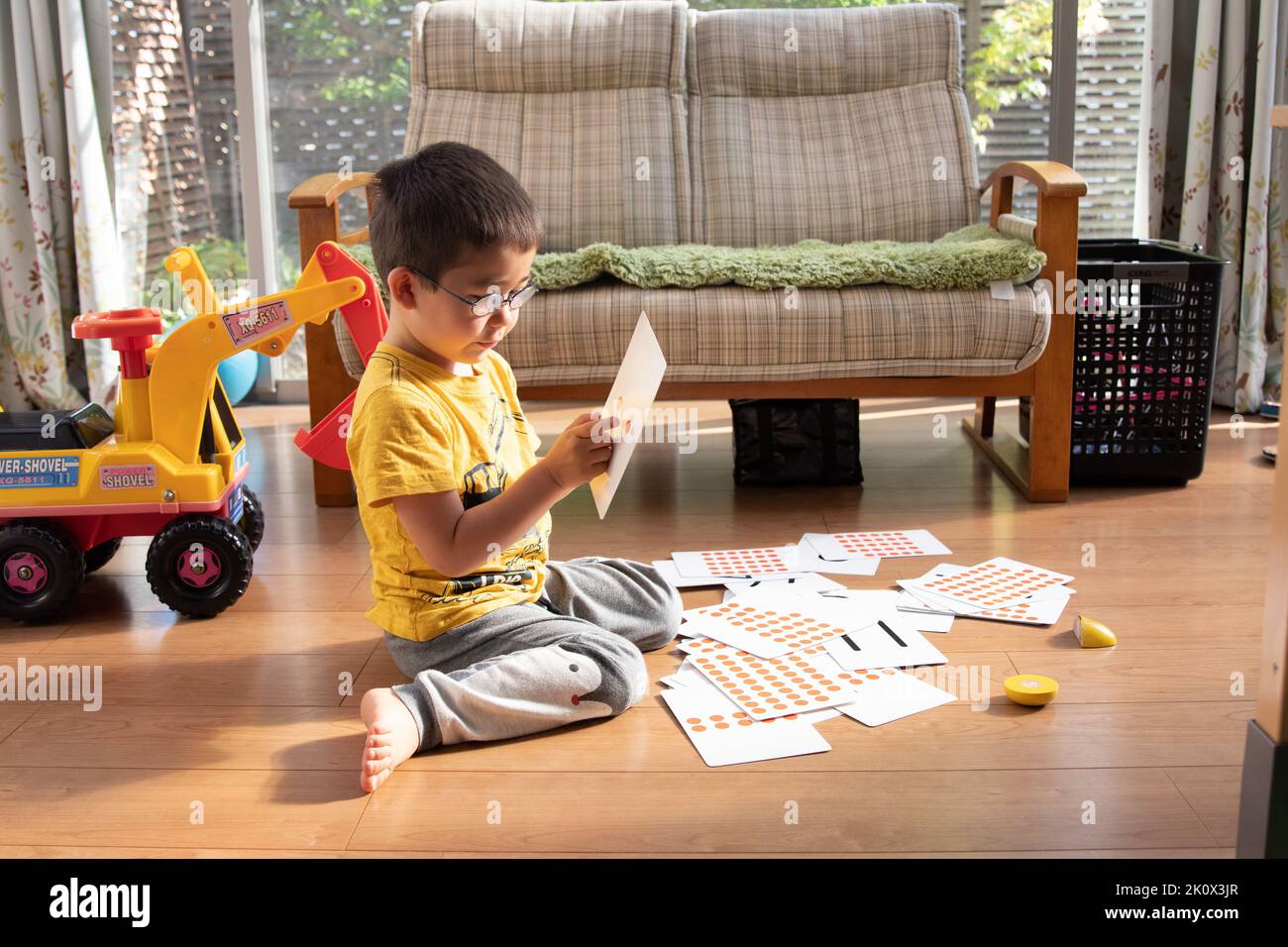 Sitting Flash Card toddler sitting and learning number flash cards Stock Photo - Alamy