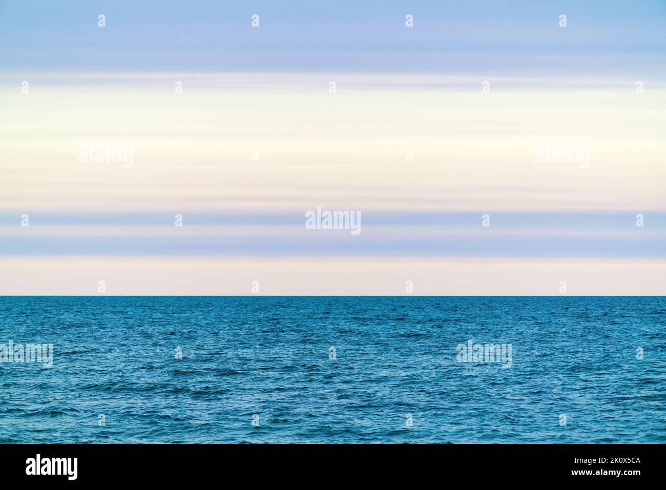 Clear horizon sea wallpaper hi-res stock photography and images - Alamy