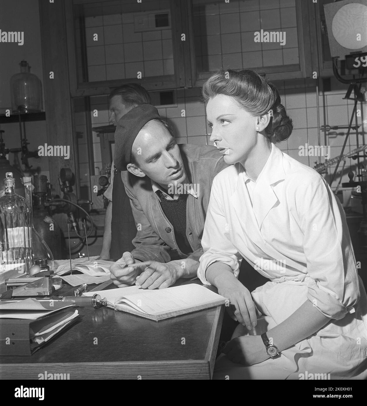 Ingmar Bergman. 1918-2007.  Swedish film director. Pictured here 1950 on the film set of the movie High Tension directing actress Signe Hasso. The film had premiere 1950. Kristoffersson ref AZ55-12 Stock Photo