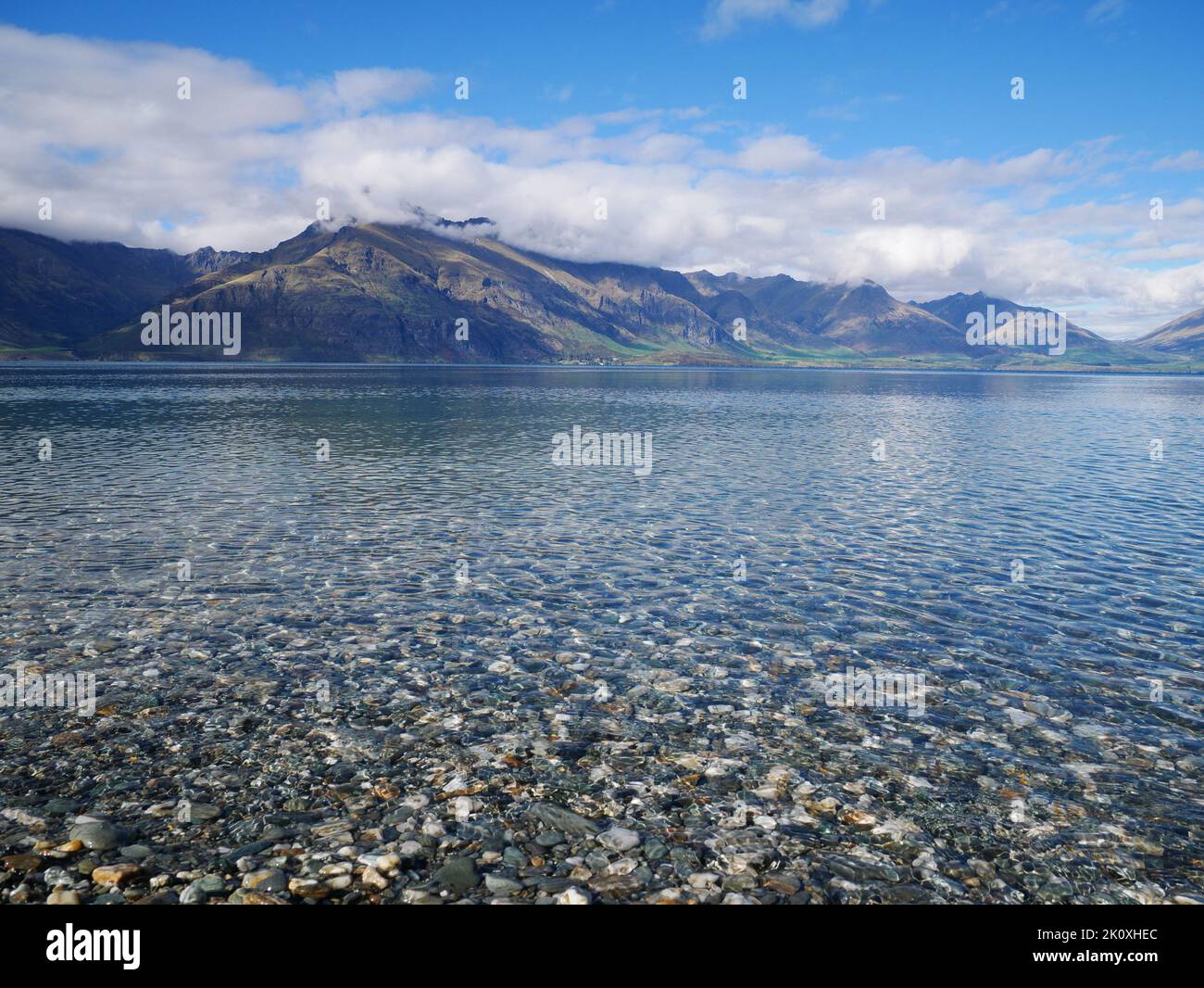 glitzernder Bergsee mit kristallklarem Wasser - Lake Wakatipu Neuseeland New Zealand Stock Photo