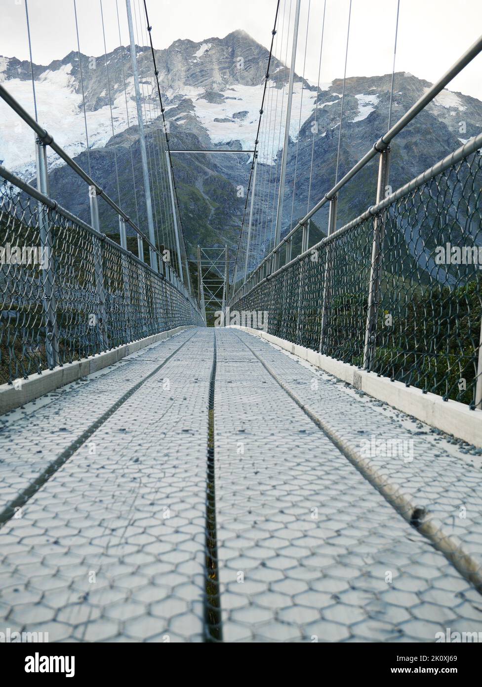 Holzbrücke -  Swingbridge Hocker Valley Mount Cook Neuseeland Stock Photo