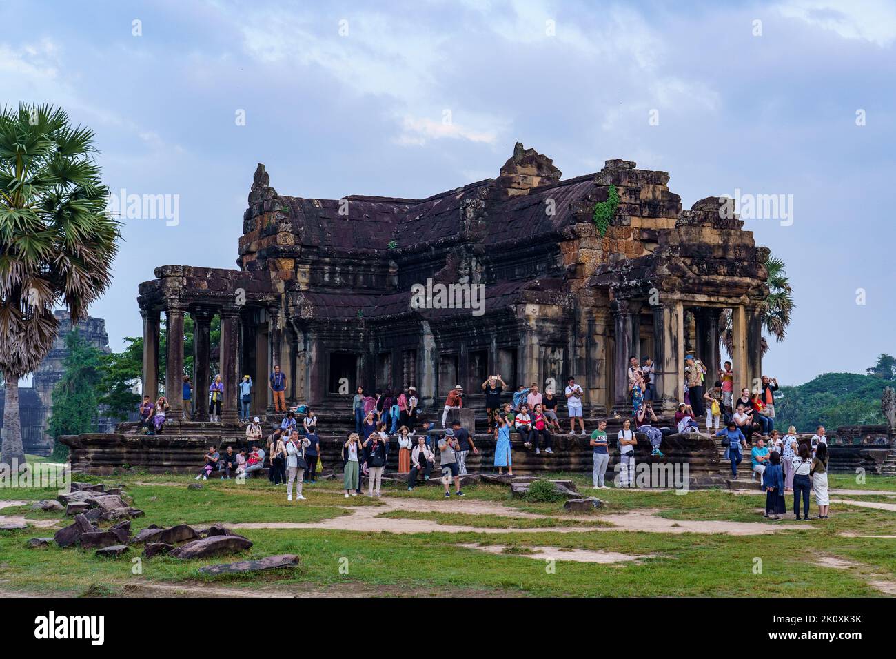 Cambodia. Siem Reap Province. A crowded group of tourists take a photo of Angkor Wat (Temple City), a Buddhist and temple complex in Cambodia and the Stock Photo