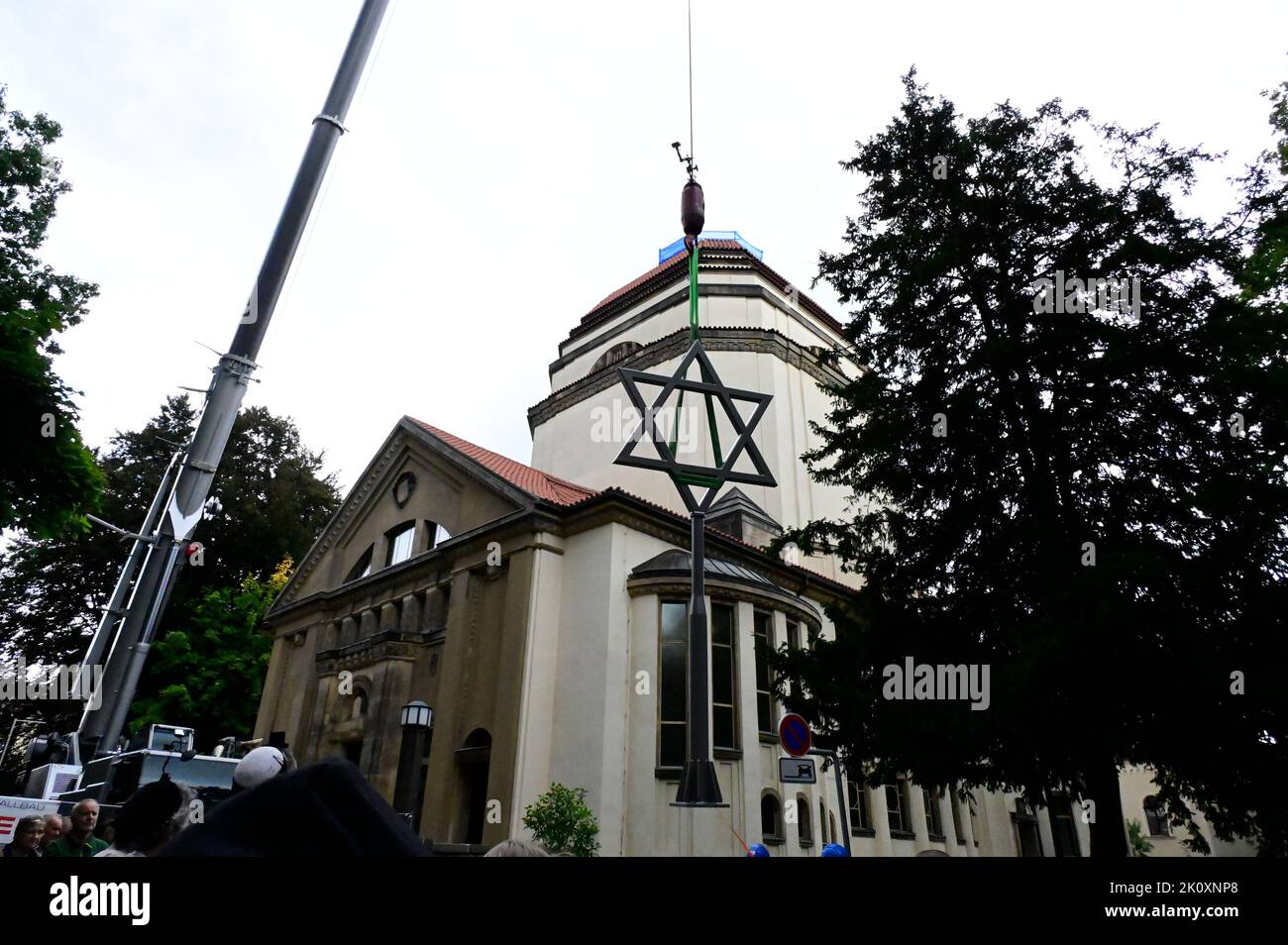 Nach mehr als acht Jahrzehnten ziert wieder ein Davidstern die Görlitzer Synagoge. Das 5,20 Meter hohe und 1,60 breite religiöse Symbol des Judentums Stock Photo