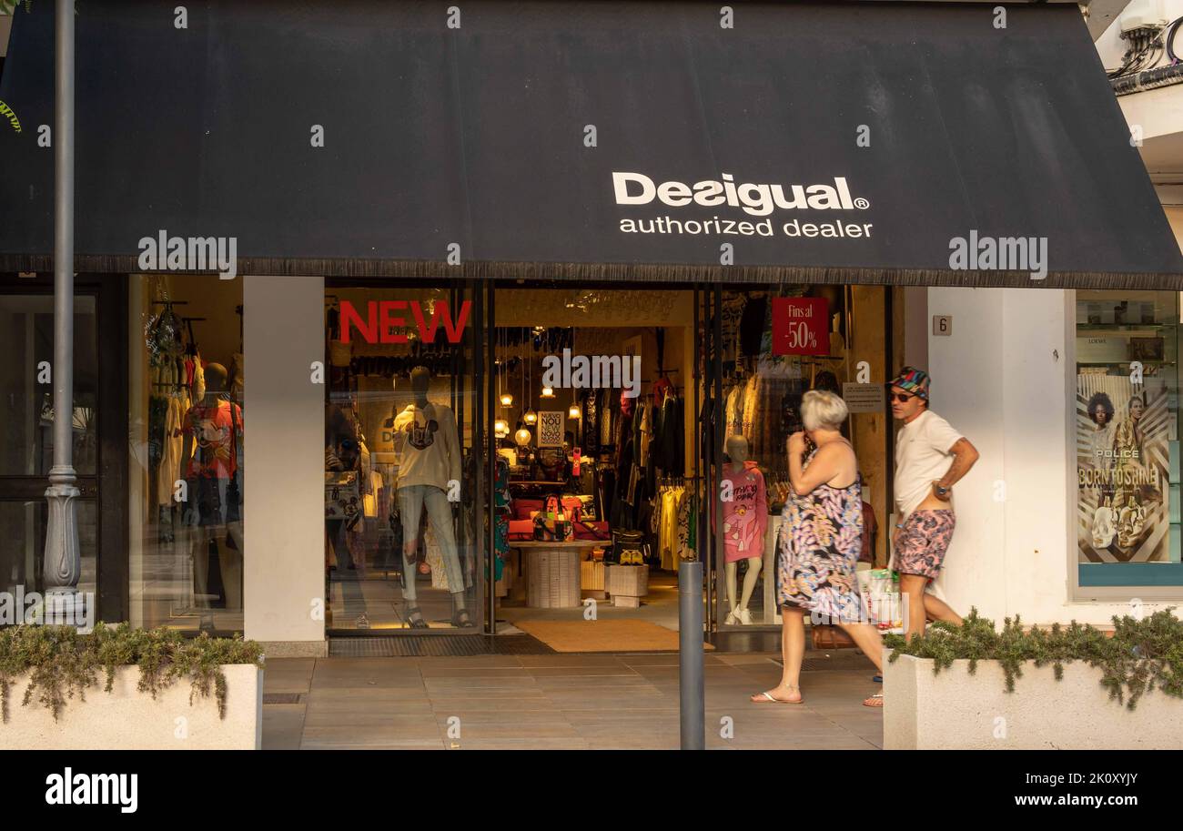 Desigual shopping hi-res stock photography and images - Alamy