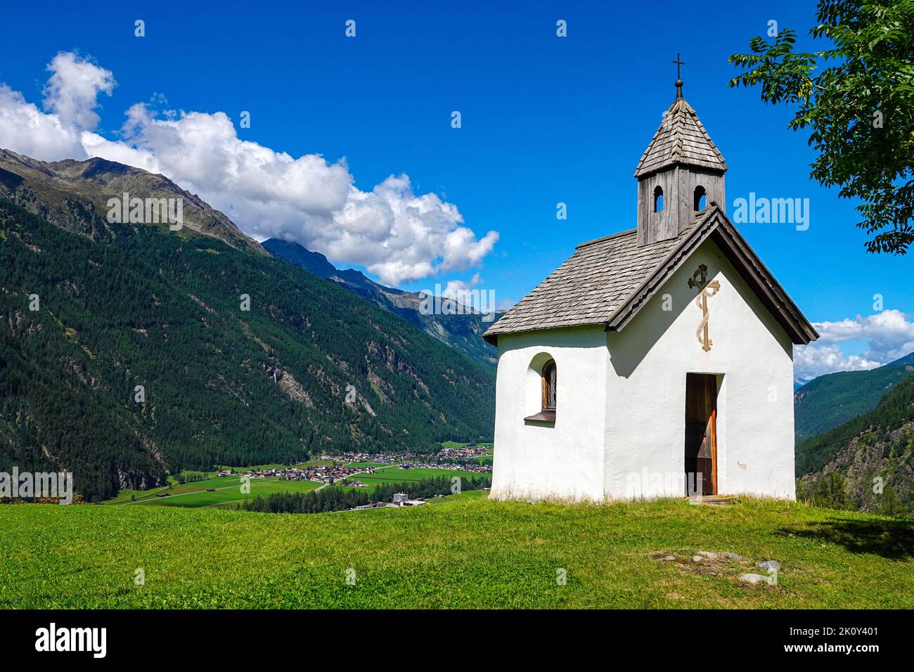 Tiny white chapel above Langenfeld, in the Otztal Valley, the Tirol, Austria, EU, the European Alps Stock Photo