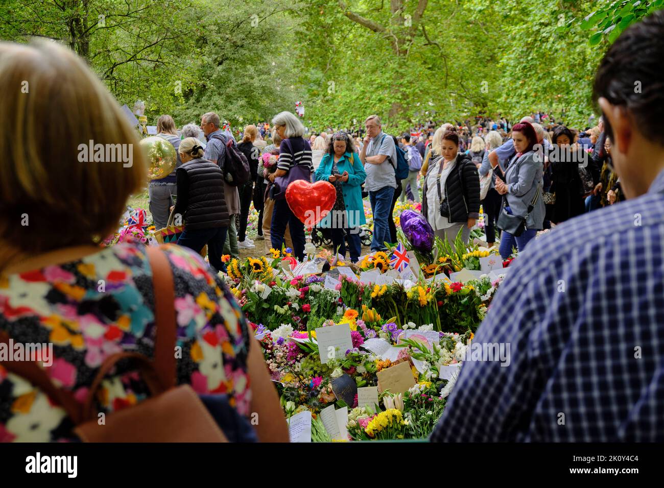 Public bringing flowers to Green Park in a floral tribute following the death of the Queen Stock Photo