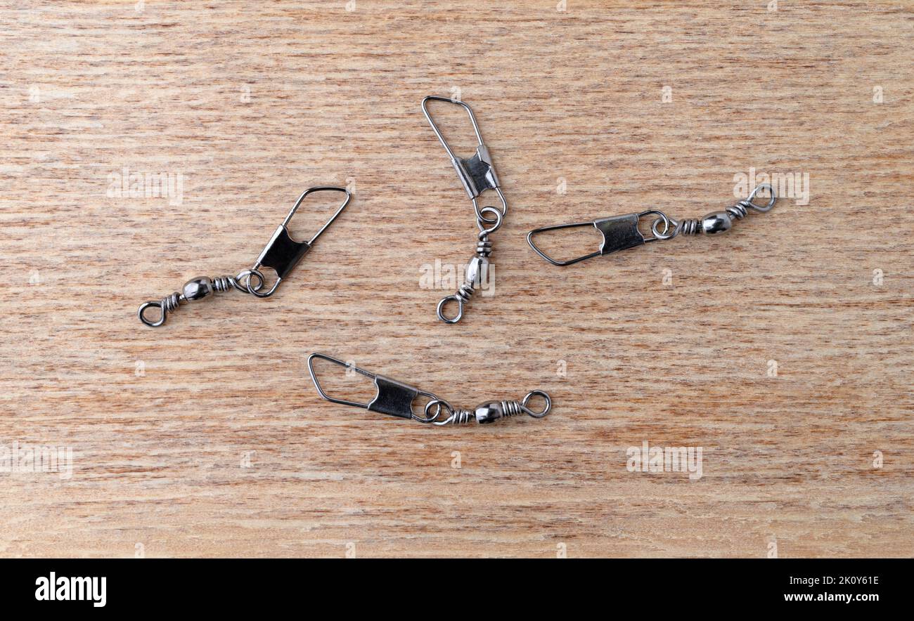 https://c8.alamy.com/comp/2K0Y61E/group-of-steel-single-snap-swivels-used-for-fishing-tackle-on-a-wood-background-2K0Y61E.jpg